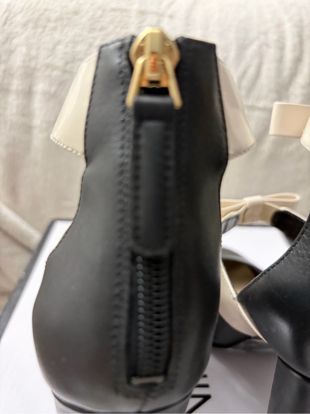 Vintage Nine West Black and Cream Bow-Strap Block Heel Pumps - Picture 4 of 9